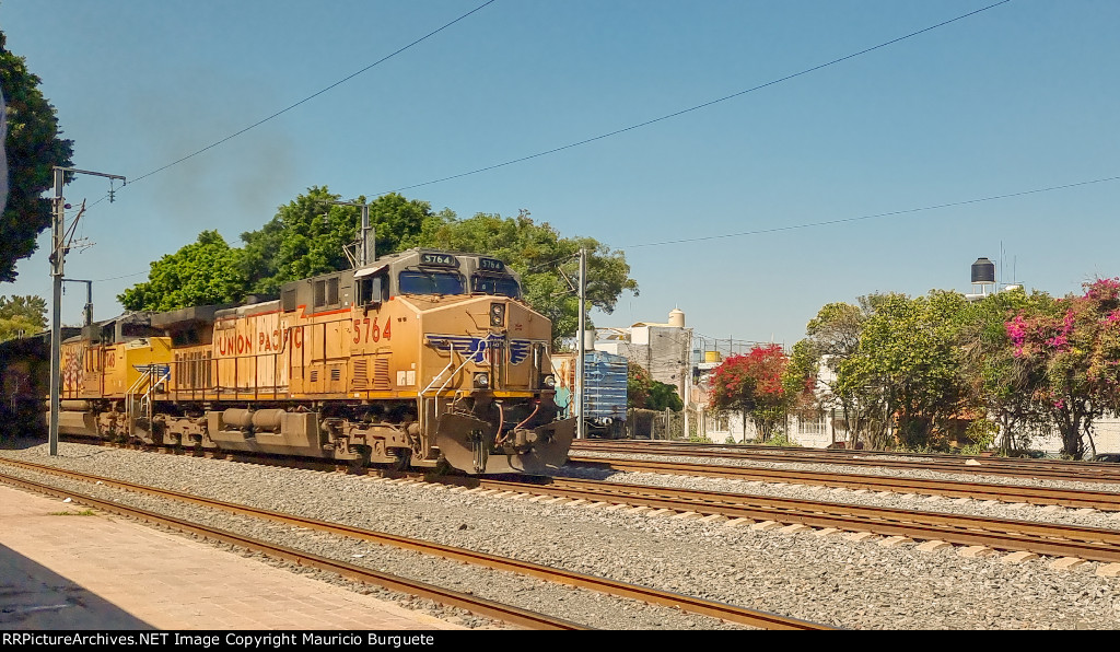 UP AC44CWCTE leading a train